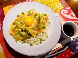 たぬきつね釜玉うどん